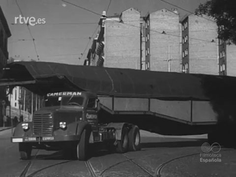 El camió que transportava la balena