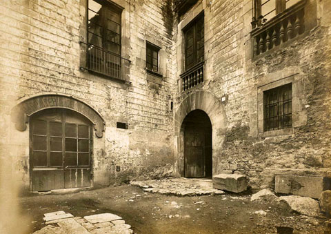 Pati interior de la Casa Agullana. A l'esquerra, una fusteria que hi tenia el taller. 1920-1939