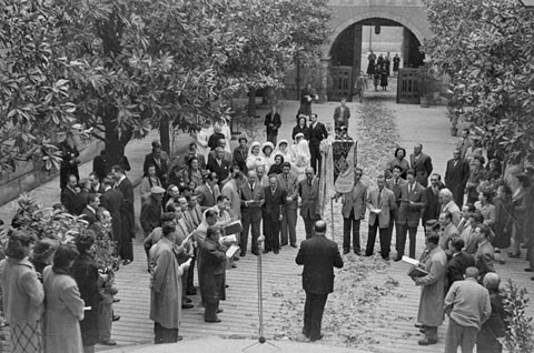 Actuació de la coral del GEiEG, dirigida pel músic Josep Viader, al pati de les Magnòlies. 25 d'abril de 1954