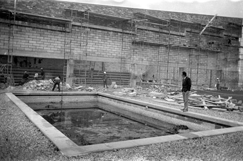 Obres de construcci&oacute; de la piscina interior del GEiEG Sant Pon&ccedil;. 1971