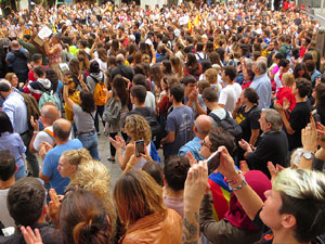 Concentraci&oacute; de rebuig de la sent&egrave;ncia davant la seu de la Generalitat a Girona
