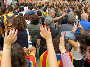 Concentraci&oacute; de rebuig de la sent&egrave;ncia davant la seu de la Generalitat a Girona