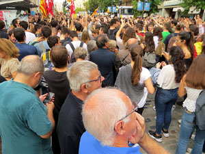Concentraci&oacute; de rebuig de la sent&egrave;ncia davant la seu de la Generalitat a Girona