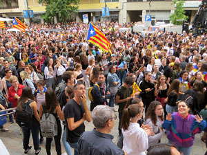 Concentraci&oacute; de rebuig de la sent&egrave;ncia davant la seu de la Generalitat a Girona