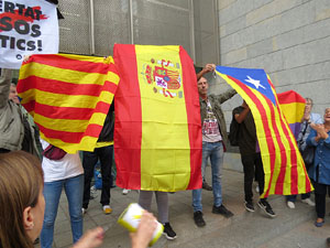 Concentraci&oacute; de rebuig de la sent&egrave;ncia davant la seu de la Generalitat a Girona
