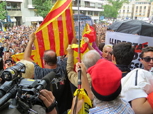 Concentraci&oacute; de rebuig de la sent&egrave;ncia davant la seu de la Generalitat a Girona