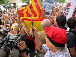 Concentraci&oacute; de rebuig de la sent&egrave;ncia davant la seu de la Generalitat a Girona