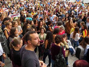 Concentraci&oacute; de rebuig de la sent&egrave;ncia davant la seu de la Generalitat a Girona
