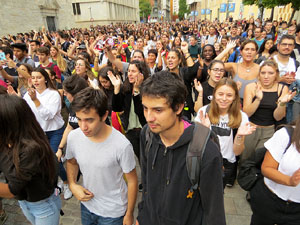 Concentraci&oacute; de rebuig de la sent&egrave;ncia davant la seu de la Generalitat a Girona