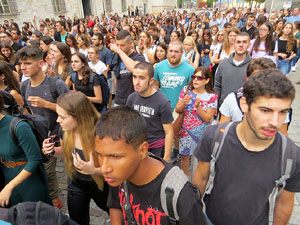 Concentraci&oacute; de rebuig de la sent&egrave;ncia davant la seu de la Generalitat a Girona