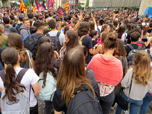 Concentraci&oacute; de rebuig de la sent&egrave;ncia davant la seu de la Generalitat a Girona