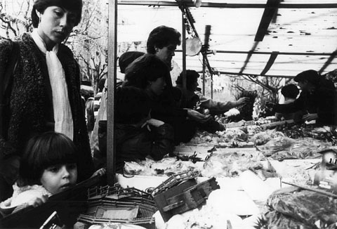 Parada de figures de pessebre a la Rambla de la Llibertat. 1982