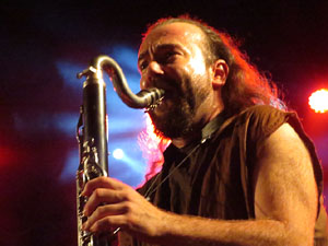 Fires 2019. Actuaci&oacute; de Els Berros de la Cort a la pla&ccedil;a de Sant Feliu