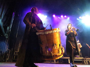 Fires 2019. Actuaci&oacute; de Els Berros de la Cort a la pla&ccedil;a de Sant Feliu