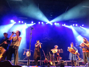 Fires 2019. Actuaci&oacute; de Els Berros de la Cort a la pla&ccedil;a de Sant Feliu