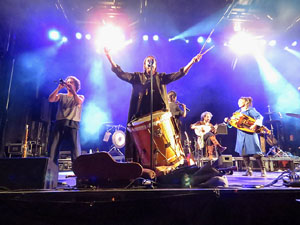 Fires 2019. Actuaci&oacute; de Els Berros de la Cort a la pla&ccedil;a de Sant Feliu