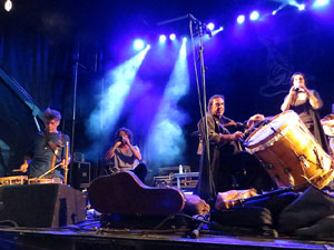 Fires 2019. Actuaci&oacute; de Els Berros de la Cort a la pla&ccedil;a de Sant Feliu