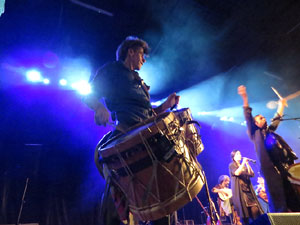 Fires 2019. Actuaci&oacute; de Els Berros de la Cort a la pla&ccedil;a de Sant Feliu