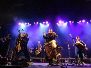 Fires 2019. Actuaci&oacute; de Els Berros de la Cort a la pla&ccedil;a de Sant Feliu
