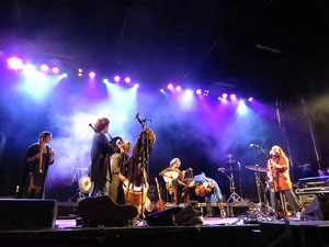 Fires 2019. Actuaci&oacute; de Els Berros de la Cort a la pla&ccedil;a de Sant Feliu