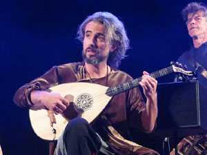 Fires 2019. Actuaci&oacute; de Els Berros de la Cort a la pla&ccedil;a de Sant Feliu