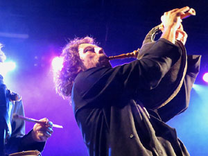 Fires 2019. Actuaci&oacute; de Els Berros de la Cort a la pla&ccedil;a de Sant Feliu