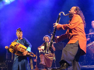 Fires 2019. Actuaci&oacute; de Els Berros de la Cort a la pla&ccedil;a de Sant Feliu