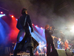 Fires 2019. Actuaci&oacute; de Els Berros de la Cort a la pla&ccedil;a de Sant Feliu