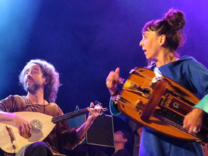 Fires 2019. Actuaci&oacute; de Els Berros de la Cort a la pla&ccedil;a de Sant Feliu