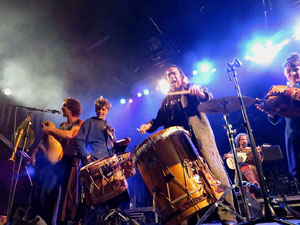 Fires 2019. Actuaci&oacute; de Els Berros de la Cort a la pla&ccedil;a de Sant Feliu