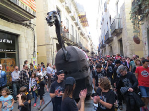 Fires 2019. Passejada de Fires de la Mula Baba i representació de titelles