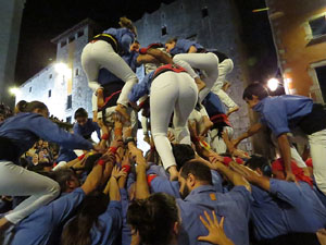 Fires 2019. Pujada d'un pilar per les escales de la Catedral, a càrrec dels Marrecs de Salt