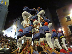 Fires 2019. Pujada d'un pilar per les escales de la Catedral, a càrrec dels Marrecs de Salt