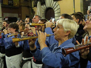Fires 2019. Pujada d'un pilar per les escales de la Catedral, a càrrec dels Marrecs de Salt