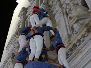 Fires 2019. Pujada d'un pilar per les escales de la Catedral, a càrrec dels Marrecs de Salt