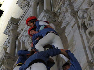 Fires 2019. Pujada d'un pilar per les escales de la Catedral, a càrrec dels Marrecs de Salt