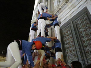 Fires 2019. Pujada d'un pilar per les escales de la Catedral, a càrrec dels Marrecs de Salt
