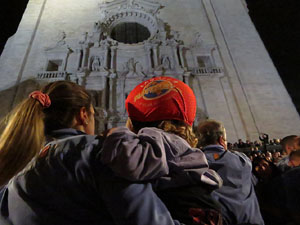 Fires 2019. Pujada d'un pilar per les escales de la Catedral, a càrrec dels Marrecs de Salt