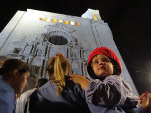 Fires 2019. Pujada d'un pilar per les escales de la Catedral, a càrrec dels Marrecs de Salt