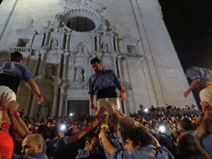 Fires 2019. Pujada d'un pilar per les escales de la Catedral, a càrrec dels Marrecs de Salt