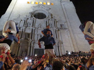 Fires 2019. Pujada d'un pilar per les escales de la Catedral, a càrrec dels Marrecs de Salt