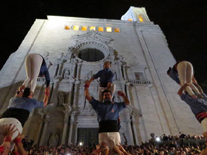 Fires 2019. Pujada d'un pilar per les escales de la Catedral, a càrrec dels Marrecs de Salt