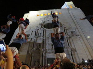 Fires 2019. Pujada d'un pilar per les escales de la Catedral, a càrrec dels Marrecs de Salt