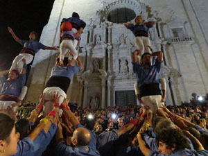Fires 2019. Pujada d'un pilar per les escales de la Catedral, a càrrec dels Marrecs de Salt