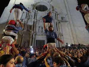 Fires 2019. Pujada d'un pilar per les escales de la Catedral, a càrrec dels Marrecs de Salt