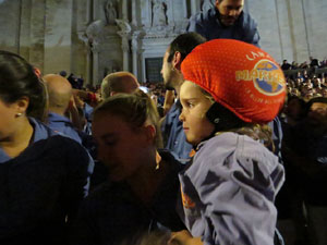 Fires 2019. Pujada d'un pilar per les escales de la Catedral, a càrrec dels Marrecs de Salt