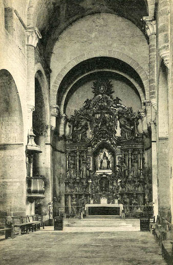 Interior de lesglésia de Sant Pere de Galligants amb el desaparegut retaule barroc al fons. 1906-1918