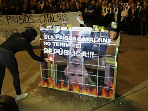 Concentraci&oacute; de protesta contra la pres&egrave;ncia de Felip VI a Catalunya a la pla&ccedil;a de l'U d'octubre
