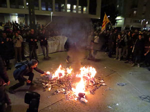Concentraci&oacute; de protesta contra la pres&egrave;ncia de Felip VI a Catalunya a la pla&ccedil;a de l'U d'octubre