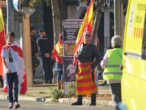 Manifestaci&oacute; antifeixista a la pla&ccedil;a de l'U d'octubre contra la convocat&ograve;ria de SCC de celebraci&oacute; de la Constituci&oacute; espanyola